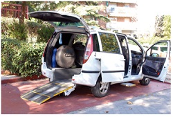 Taxi adaptado con rampa y puerta e acceso