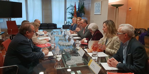representantes de la plataforma del voluntariado y la ministra Carcedo