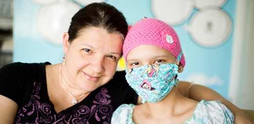 Madre con su hija con cáncer infantil - plataforma mipequetienecancer