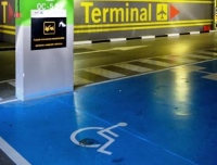 Aparcamiento reservado a persona con discapacidad en la terminal del aeropuerto, aena