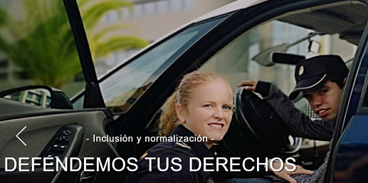 policía mujer enseñando su coche a un joven, defendemos tus derechos