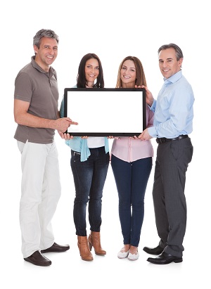 personas presentando un producto en su negocio