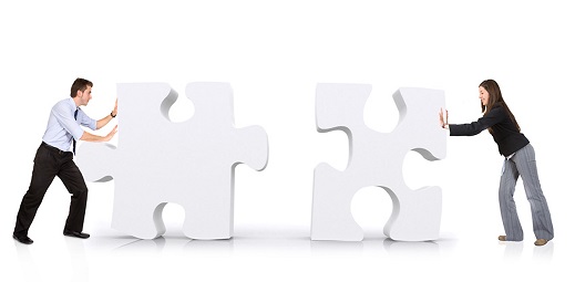 mujer y hombre empujando piezas de un puzzle para responder preguntas para emprender