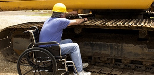 persona en silla de ruedas trabajando como mecánico de grúas, premio derechos humanos y discapacidad