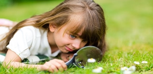Imagen de una niña con TDAH jugando que representa la I Edición de los Premios Autismo España