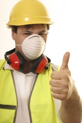 obrero con casco y mascarilla