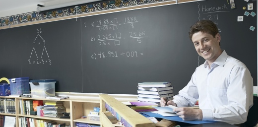 profesor en el aula, formación para jóvenes con discapacidad