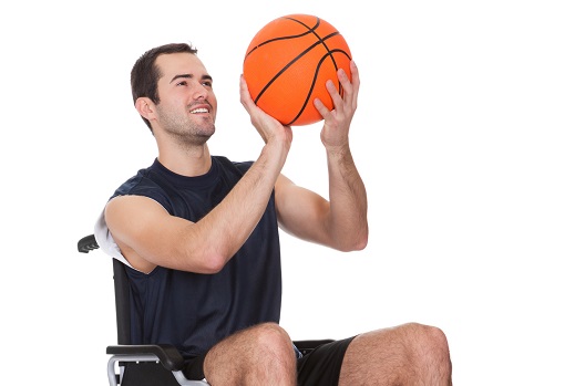 jugador basket en silla de ruedas con balón, promover el baloncesto adaptado