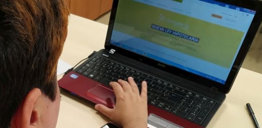 Persona con discapacidad intelectual usando el ordenador gracias al proyecto ‘Líderes digitales’