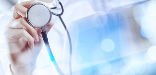 Doctor con un fonendoscopio - pruebas rápidas de coronavirus