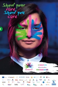 poster internacional sobre día enfermedades raras, chica con cara pintada de colores, muestra tu rareza, muestra que te importa