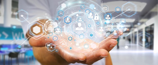 mano abierta al empleo y la innovación futuro, con luz e iconos de personas sobre las manos