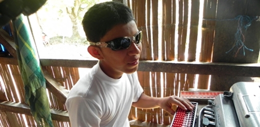 Chico ciego máquina de braille. Recuperación económica inclusiva
