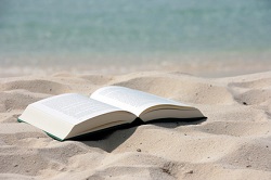 libro en la arena con recursos de salud