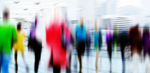 grupo de gente con ropa de colores que se ven borrosos por la retinopatía diabética