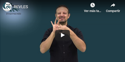 Persona mostrando en lengua de signos en qué consiste la revista