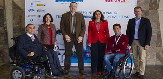 Foto de asistentes de Fundación ONCE a la ponencia de Ricardo Chavarriaga en el congreso de tecnología y turismo
