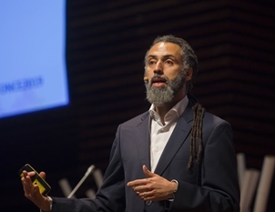 Ricardo Chavarriaga dando una ponencia en el Congreso de Tecnología y Turismo