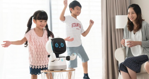 niños jugando con un robot y su madre mirando, los robots ya están aquí