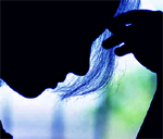 Guía sobre salud mental, silueta de rostro de mujer mirando hacia abajo