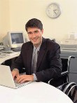 Hombre discapacitado en silla de ruedas en su puesto de trabajo y con expectativas de futuro