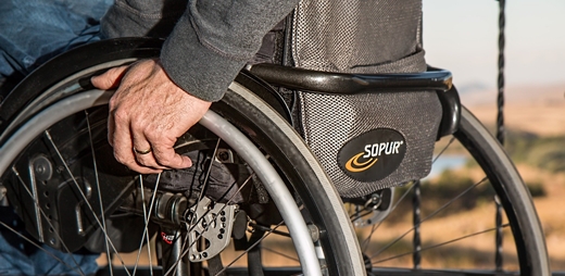 Persona en silla de ruedas. Umivale recibe el sello Bequal