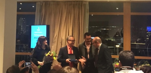 momento de la entrega del premio al servicio serena