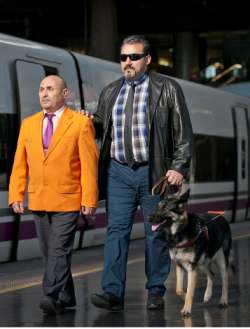 personal de ATENDO Renfe con persona ciega con perro guía