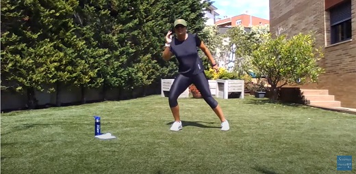 entrenadora personal realizando ejercicio en el jardín