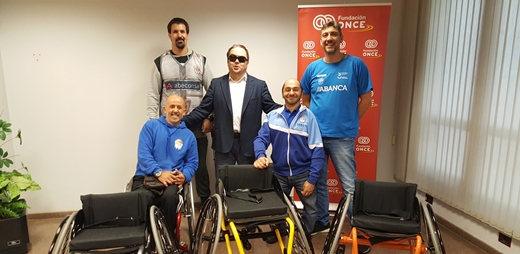 Posando las escuelas deportivas con las sillas de ruedas que ha donado Fundación ONCE