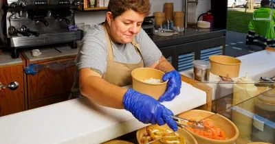 persona con encurtidos