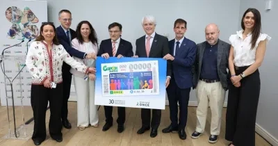 Varios representantes haciendo el acto de entrega del cupón