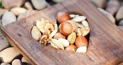 almendras peladas y sin pelar en un molde con forma de corazón