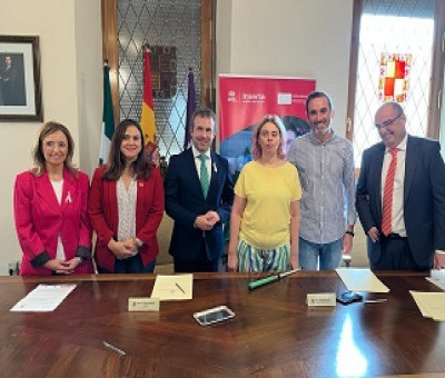 Representantes del ayuntamiento de Jaén e Inserta Empleo, para firmar el convenio para fomentar el empleo de personas con discapacidad