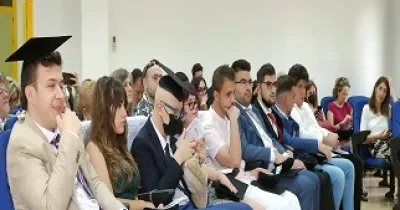 jóvenes con discapacidad intelectual en un acto en la universidad