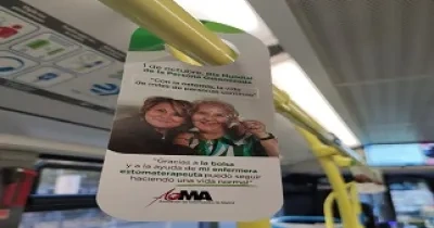 cartel colgado en una barra del metro sobre la ostomía