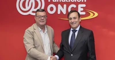 Presidentes de fundación Cofares y ONCE dándose la mano para mejorar la salud y la inclusión de las personas con discapacidad