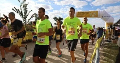 personas corriendo en la VI carrera solidaria por la educación financiera y la inclusión