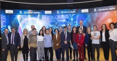 Participantes del evento en la visita en la sede de Por Talento Digital