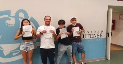 jóvenes con discapacidad intelectual sujetando un título
