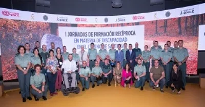 Foto grupal de la formación a la guardia civil de Fundación la Once