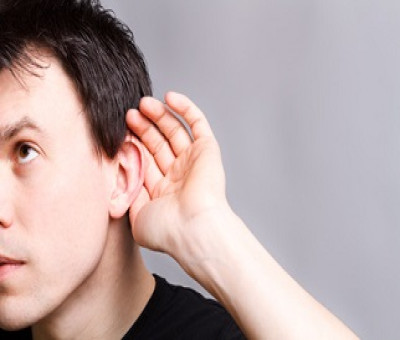 persona con pérdida auditiva