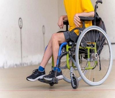 chico con discapacidad sentado en silla de ruedas 