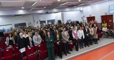 foto del acto de entrega a la beca de un estudiante con discapacidad