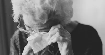 mujer triste con Alzheimer