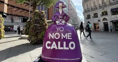 Menina en Madrid de color morado con la frase Yo no me callo contra la violencia de género