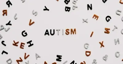 Fotografía de letras que forman la palabra autismo en inglés