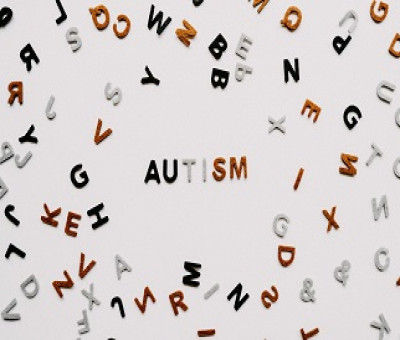 Fotografía de letras que forman la palabra autismo en inglés