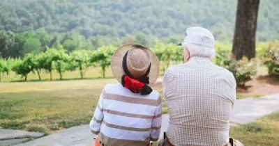Dos personas mayores mirando un paisaje. CERMI