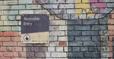 pared con cartel Accesible entry: Accesibilidad